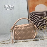 Dior Маленькая сумка из черной кожи с ручкой наверху и шнурком. Эта элегантная м