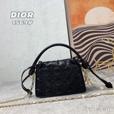 Dior Маленькая сумка из черной кожи с ручкой наверху и шнурком. Эта элегантная м