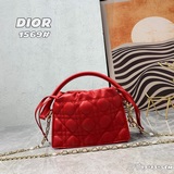Dior Маленькая сумка из черной кожи с ручкой наверху и шнурком. Эта элегантная м