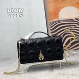 Lady Dior перламутровая сумочка из натуральной овечьей кожи. Эта сумочка — новин