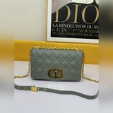 Средняя сумка Di.or Caro размером 25,5 см изготовлена из кожи бычьего рога и укр