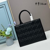 Серия Dio.r Book Tote с овечьим узором. Большинство людей, приобретая товары рос