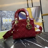 В комплекте с шарфом (Lady Dior)  Четырехсекционная сумка с ромбовидным узором, 