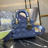 В комплекте с шарфом (Lady Dior)  Четырехсекционная сумка с ромбовидным узором, 