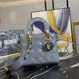 В комплекте с шарфом (Lady Dior)  Четырехсекционная сумка с ромбовидным узором, 