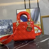 В комплекте с шарфом (Lady Dior)  Четырехсекционная сумка с ромбовидным узором, 