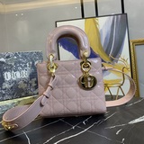 В комплекте с шарфом (Lady Dior)  Четырехсекционная сумка с ромбовидным узором, 