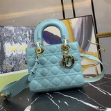 В комплекте с шарфом (Lady Dior)  Четырехсекционная сумка с ромбовидным узором, 