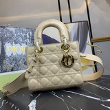 В комплекте с шарфом (Lady Dior)  Четырехсекционная сумка с ромбовидным узором, 