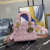 В комплекте с шарфом (Lady Dior)  Четырехсекционная сумка с ромбовидным узором, 