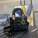 В комплекте с шарфом (Lady Dior)  Четырехсекционная сумка с ромбовидным узором, 