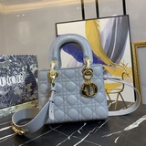 В комплекте с шарфом (Lady Dior)  Четырехсекционная сумка с ромбовидным узором, 