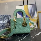 В комплекте с шарфом (Lady Dior)  Четырехсекционная сумка с ромбовидным узором, 