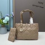 Новая сумка Dior Tote с золотой застежкой воплощает глубокое понимание Dior элег