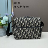 Сумка через плечо DIOR. Эта сумка для мамы и малыша изготовлена из ткани с фирме