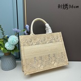 Эта сумка Book Tote была создана Марией Гланье, креативным директором женской ли
