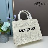 Эта сумка Book Tote была создана Марией Гланье, креативным директором женской ли