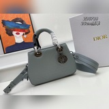 Оригинальная модель LADY 95.22 переосмысливает силуэт сумки LADY DIOR.