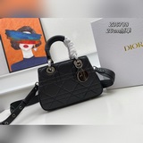 Оригинальная модель LADY 95.22 переосмысливает силуэт сумки LADY DIOR.