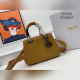 Оригинальная модель LADY 95.22 переосмысливает силуэт сумки LADY DIOR.