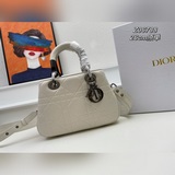 Оригинальная модель LADY 95.22 переосмысливает силуэт сумки LADY DIOR.