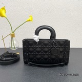 Эксклюзивная модель Lady от Dior： сумка с клапаном из кожи с матовой текстурой и