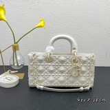 Эксклюзивная модель Lady от Dior： сумка с клапаном из кожи с матовой текстурой и