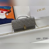 Лак кожаная сумочка Lady Dior Pearl. Эта сумочка — новинка этого сезона, с ручко