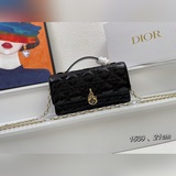Лак кожаная сумочка Lady Dior Pearl. Эта сумочка — новинка этого сезона, с ручко