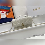 Лак кожаная сумочка Lady Dior Pearl. Эта сумочка — новинка этого сезона, с ручко