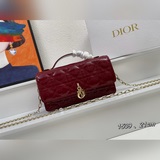 Лак кожаная сумочка Lady Dior Pearl. Эта сумочка — новинка этого сезона, с ручко