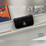 Мобильный чехол LADY DIOR. Этот мобильный чехол Lady Dior отличается элегантным 