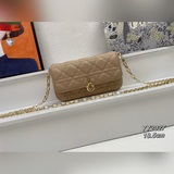 Мобильный чехол LADY DIOR. Этот мобильный чехол Lady Dior отличается элегантным 