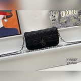 Мобильный чехол LADY DIOR. Этот мобильный чехол Lady Dior отличается элегантным 