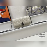 Мобильный чехол LADY DIOR. Этот мобильный чехол Lady Dior отличается элегантным 