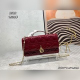 Лак кожаная сумочка Lady Dior Pearl. Эта сумочка — новинка этого сезона, с ручко