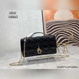 Лак кожаная сумочка Lady Dior Pearl. Эта сумочка — новинка этого сезона, с ручко
