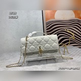 Лак кожаная сумочка Lady Dior Pearl. Эта сумочка — новинка этого сезона, с ручко