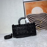 Эксклюзивная модель Lady от Dior： сумка с клапаном из кожи с матовой текстурой и
