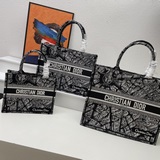 Оригинальная вышивка DIOR Сумка Book Tote с шелковым шарфом. Эта сумка Book Tote