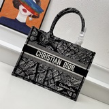 Оригинальная вышивка DIOR Сумка Book Tote с шелковым шарфом. Эта сумка Book Tote
