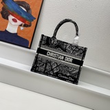 Оригинальная вышивка DIOR Сумка Book Tote с шелковым шарфом. Эта сумка Book Tote