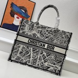 Оригинальная вышивка DIOR Сумка Book Tote с шелковым шарфом. Эта сумка Book Tote