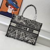 Оригинальная вышивка DIOR Сумка Book Tote с шелковым шарфом. Эта сумка Book Tote