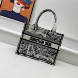Оригинальная вышивка DIOR Сумка Book Tote с шелковым шарфом. Эта сумка Book Tote