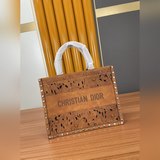 Трудоемкие изделия из кожи с резьбой. Новейшая коллекция Dior для ранней весны. 