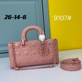 Эксклюзивная модель Lady от Dior： сумка с клапаном из кожи с матовой текстурой и