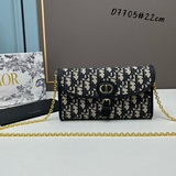 Новая модель в комплекте с коробкой. Новая модель этого сезона — сумка Dior Bobb
