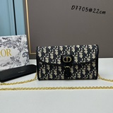 Новая модель в комплекте с коробкой. Новая модель этого сезона — сумка Dior Bobb