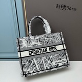 Эта сумка Book Tote была создана Марией Гланье, креативным директором женской ли